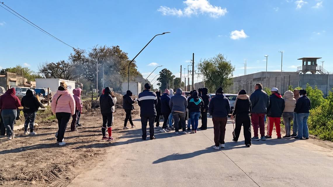 Familiares de internos se manifestaron este domingo frente a la Unidad Penitenciaria N° 9 de Recreo.