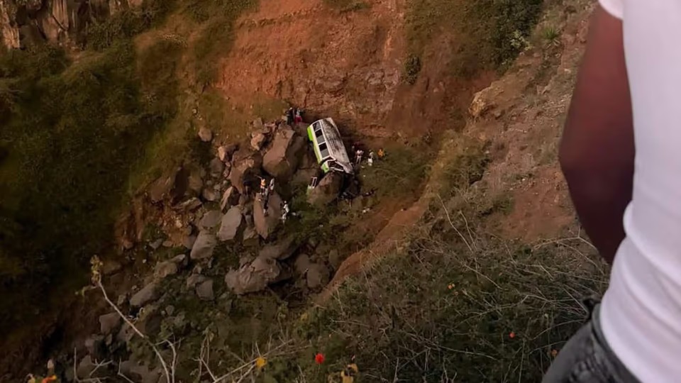 Un autobús, que transportaba en su mayoría a niños y adolescentes, desbarrancó en Cabo Verde.