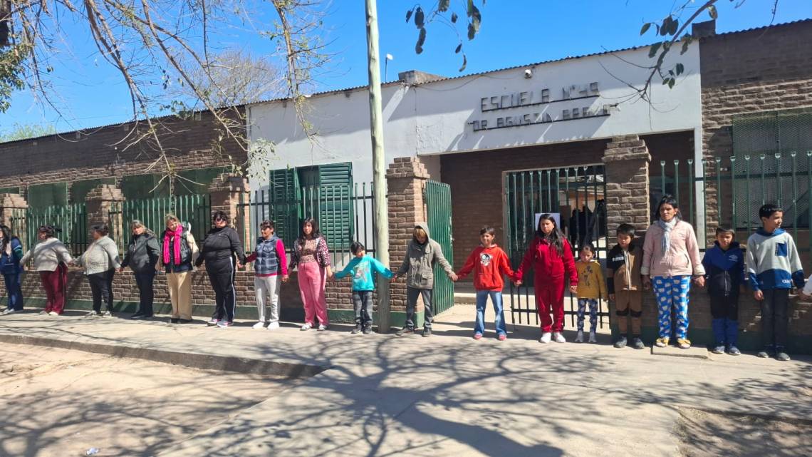 Alumnos, docentes y padres participaron de un abrazo simbólico a la Escuela 