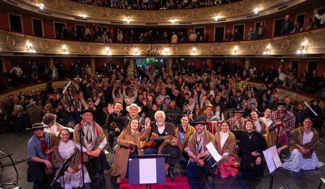 Orlando Vera Cruz celebró su “Reencuentro” ante un Teatro Municipal colmado. 
