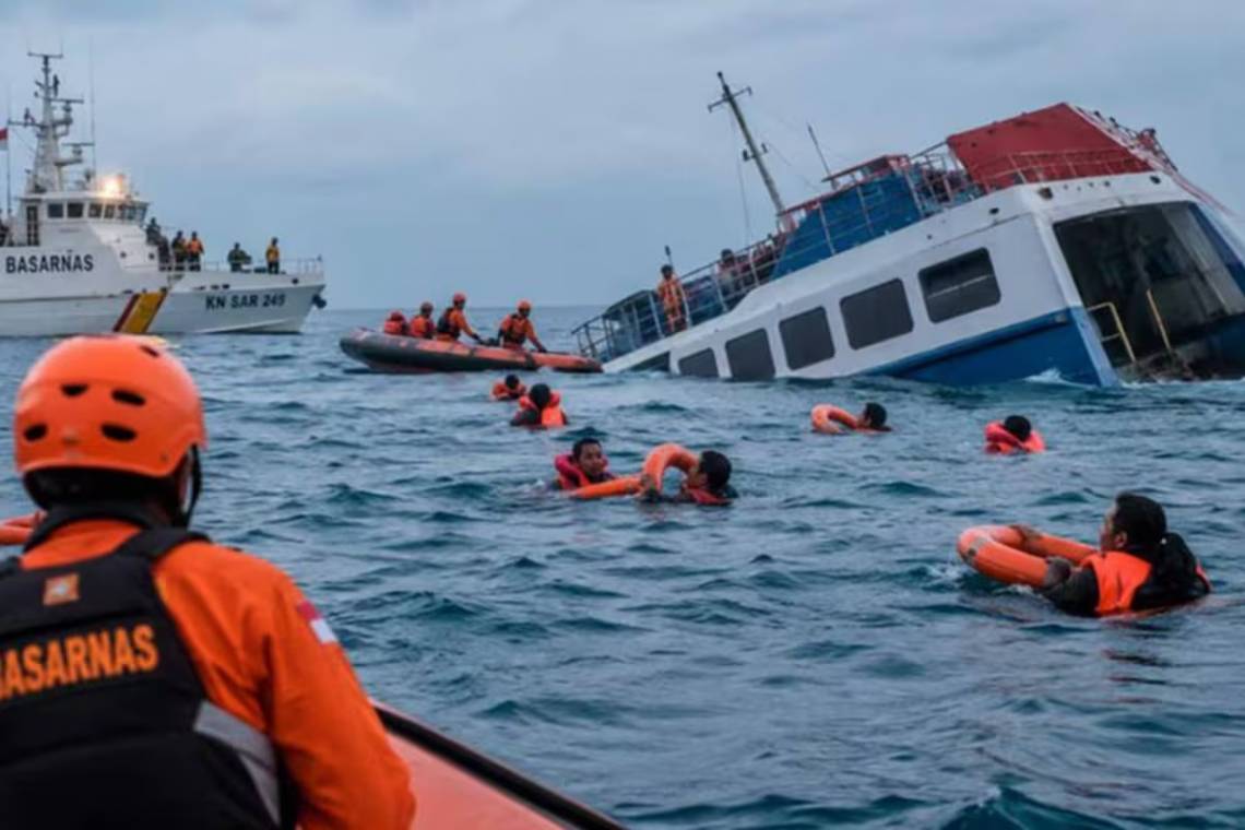 Un buque naufragó en el mar de Java, hay muertos y rescatistas buscan a los sobrevivientes.