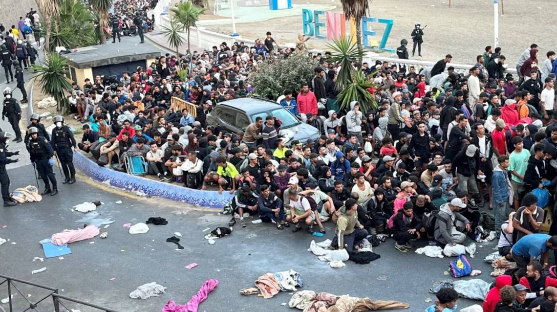 Miles de migrantes aguardan para ingresar al campamento temporario, que tiene capacidad para 1.700 personas. (Crédito: EFE)