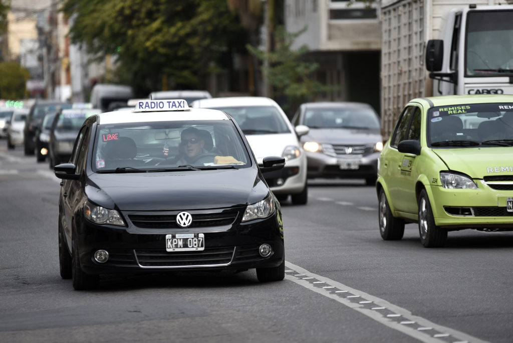 En Santa Fe, extendieron el plazo de inscripción para obtener nuevas licencias de taxis y remises.