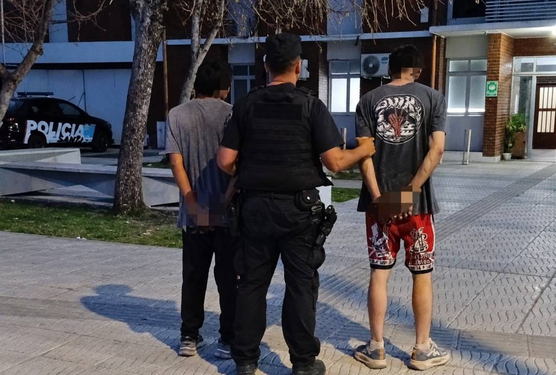 Los dos hombres fueron aprehendidos por el presunto robo de cables cerca de la Autopista y la Ruta 19.