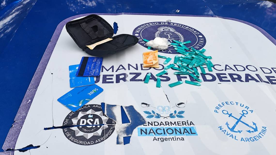 Los envoltorios con cocaína y otros elementos secuestrados durante el procedimiento en barrio Costa Azul.