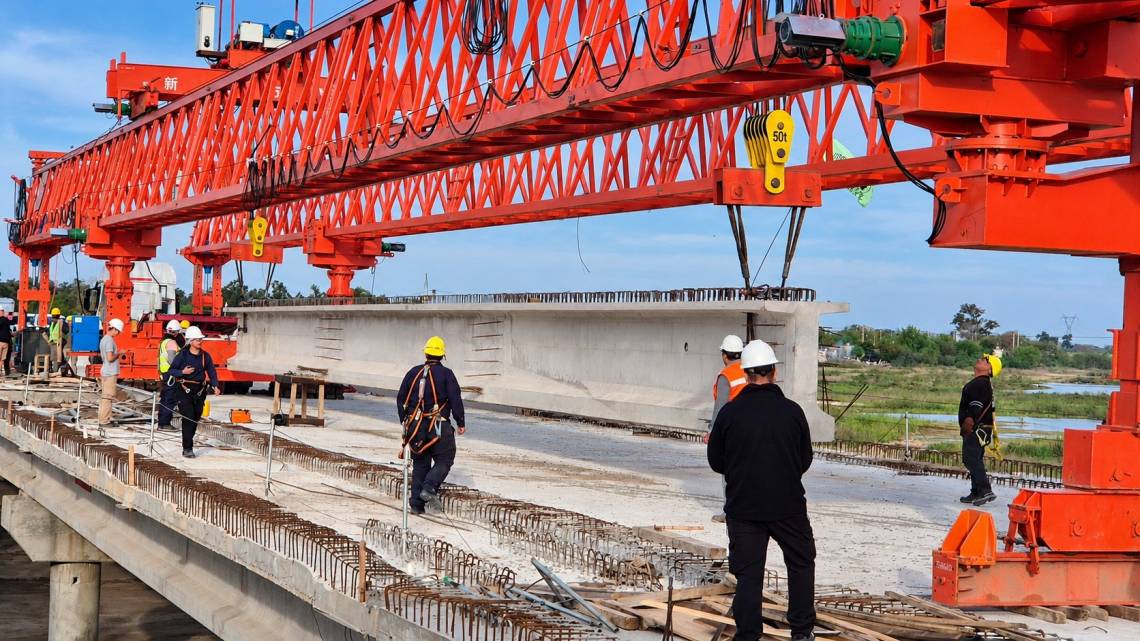 Prueba de izado del lanzavigas realizada este miércoles sobre el nuevo puente. (Crédito: STD)
