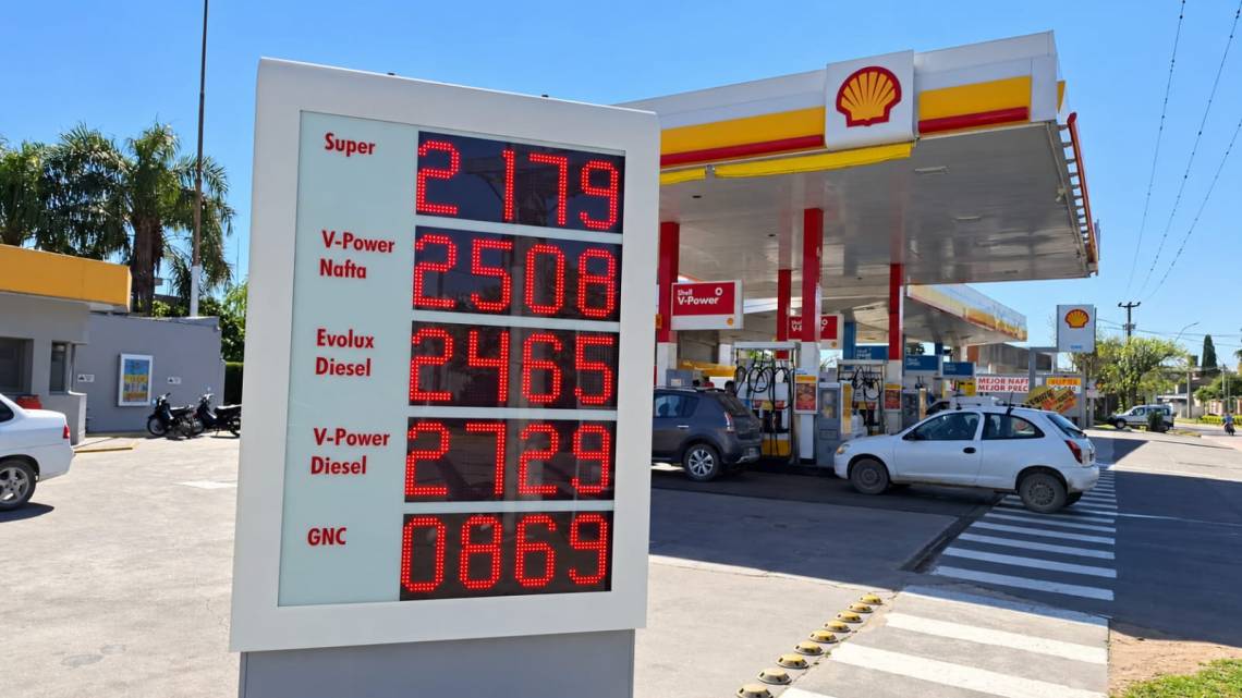 La estación de servicio Shell de calle Hernandarias actualizó los precios de su pizarra este viernes. (Crédito: STD)