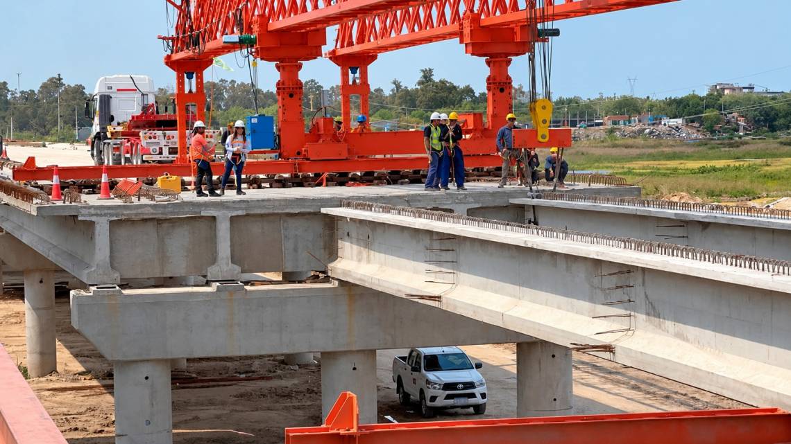 El lanzavigas durante la colocación de las primeras estructuras sobre el río Salado.