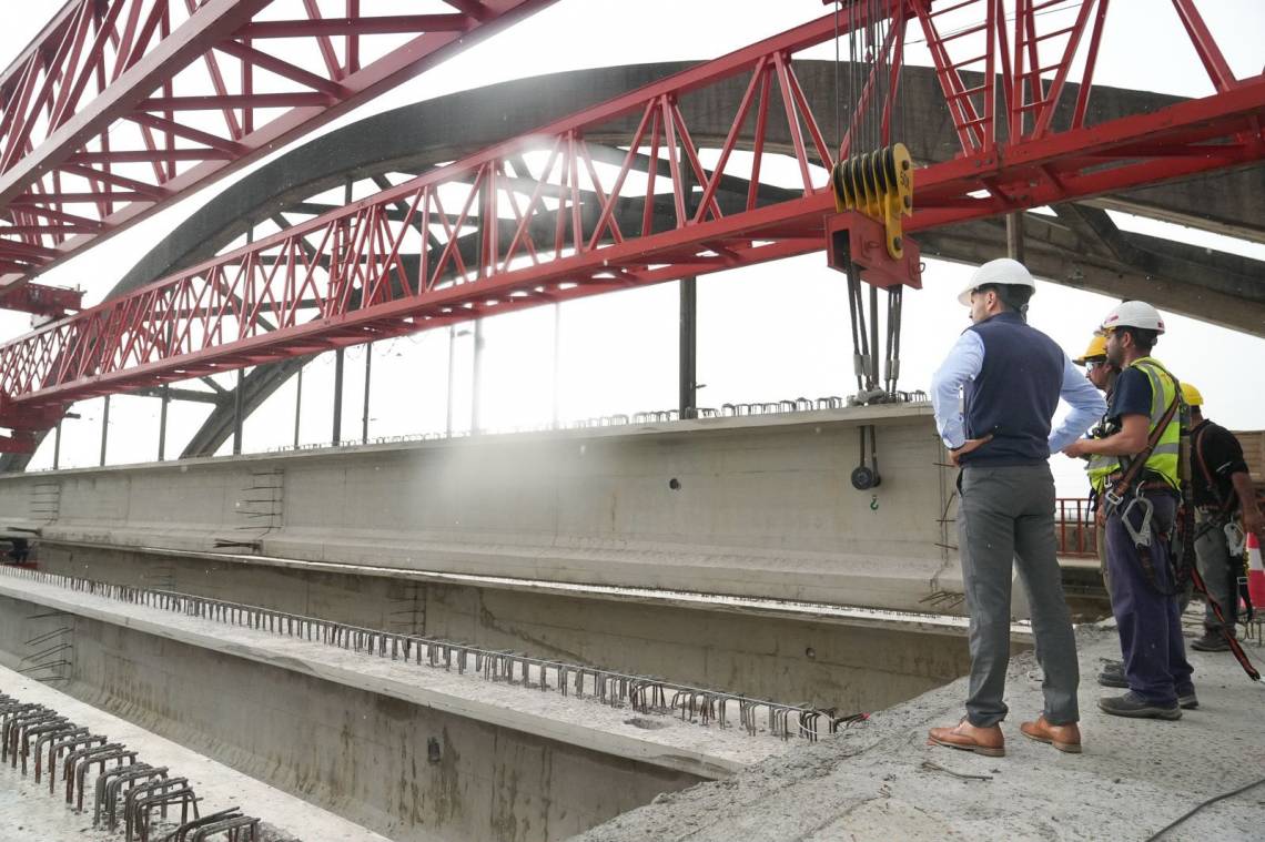 Pullaro observó el funcionamiento del lanzavigas durante su recorrida por la obra. (Crédito: GSF)