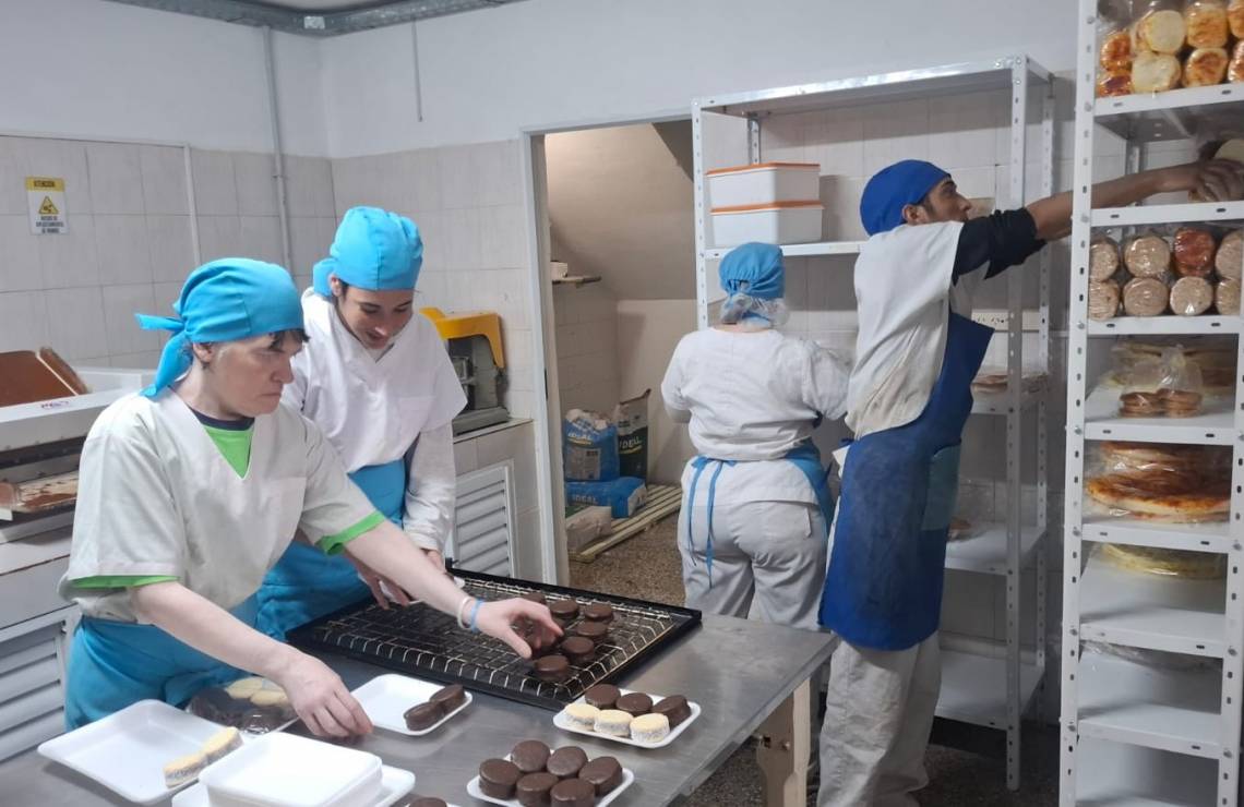 El taller de producción de ADALPE, uno de los espacios laborales que sostiene la institución en la ciudad. (Crédito: STD)