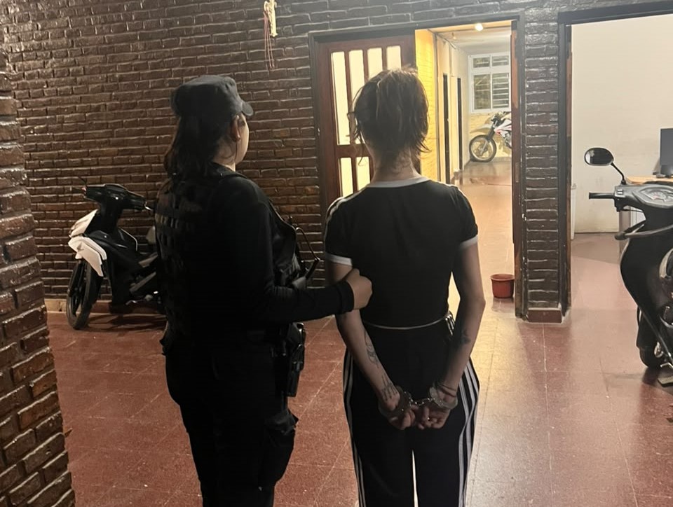 Denunciaron a una mujer por vender un celular que no funcionaba y terminó aprehendida.