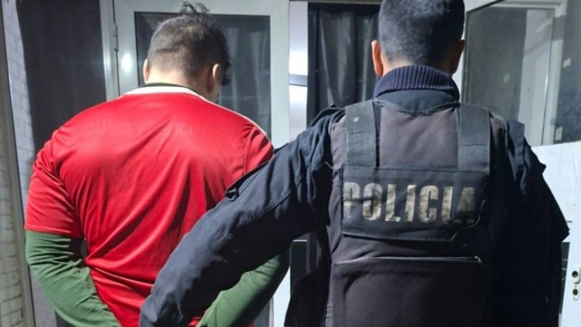 Mataron a una mujer en una pensión de Rosario y arrestaron a un expolicía como principal sospechoso.