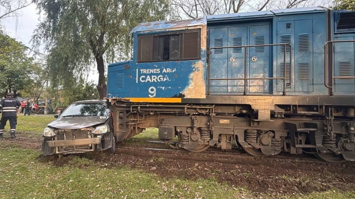 Un auto fue arrastrado varios metros por un tren en Santa Fe: la conductora logró salir a tiempo. (Crédito: Aire Digital)