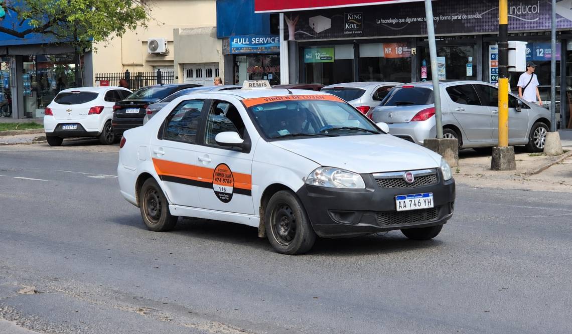 Un remis de nuestra ciudad. El sector reclama cambios en la normativa para equiparar las condiciones de trabajo con las aplicaciones de transporte. (Crédito: STD)