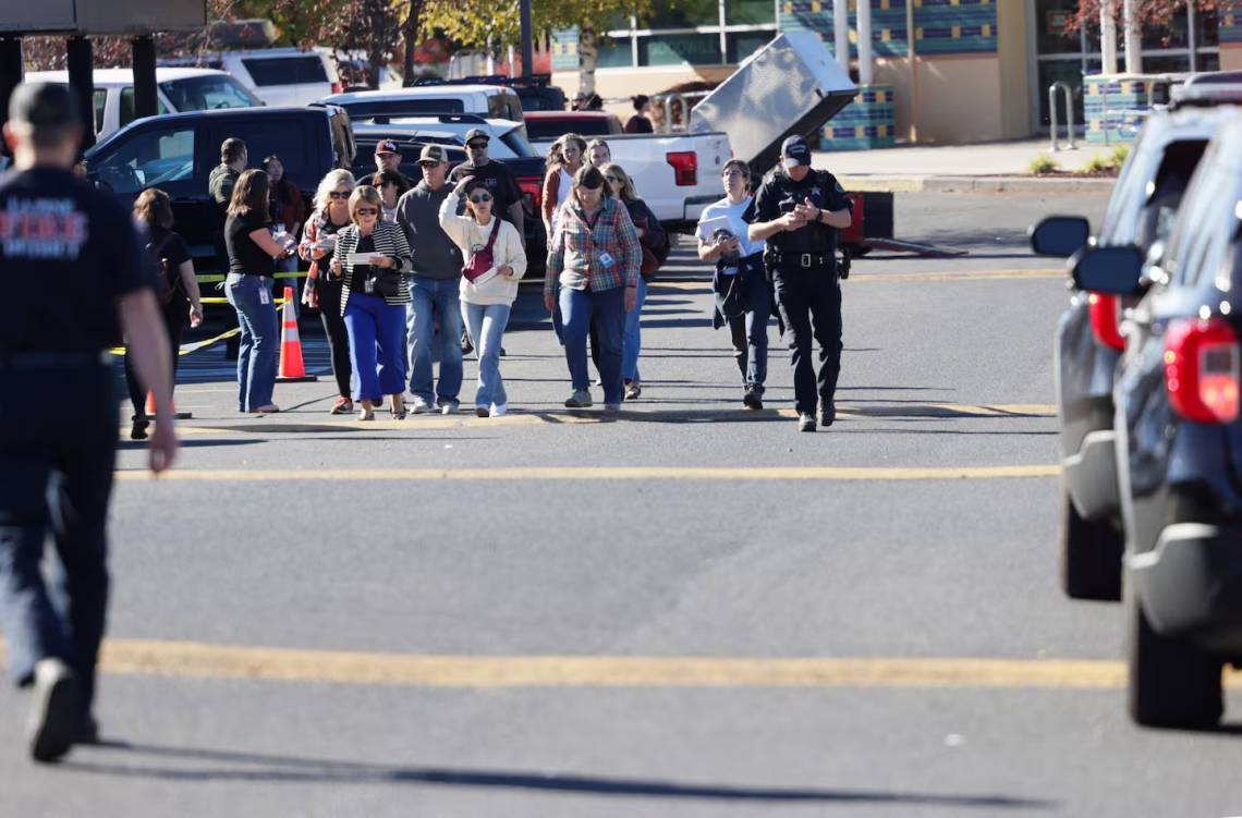 Momentos de conmoción se vivieron en la localidad de Bend, Oregon, tras el tiroteo en una escuela. (Crédito: Reuters)