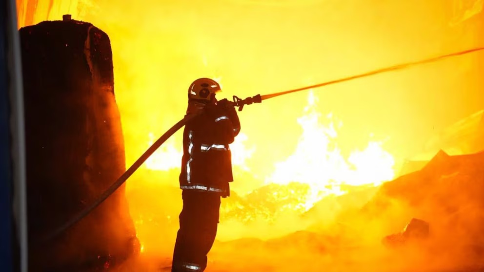 Un bombero ucraniano intenta combatir un incendio provocado por un nuevo ataque ruso con drones.