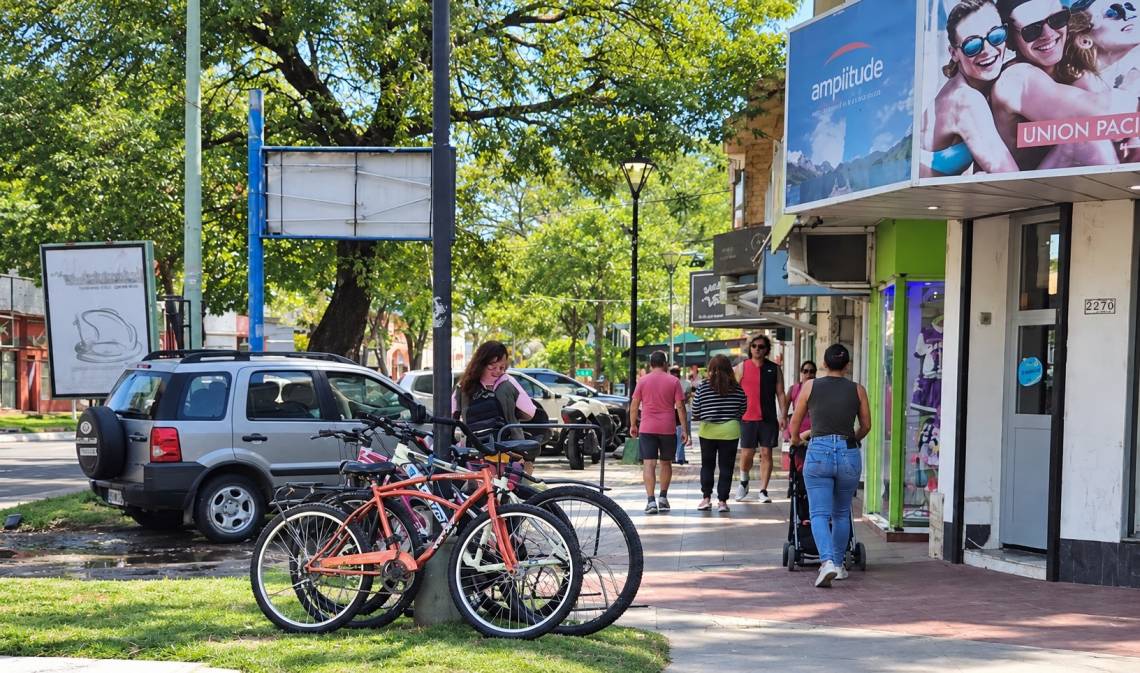 Movimiento comercial en avenida Luján, una de las principales zonas comerciales de nuestra ciudad. (Crédito: STD)