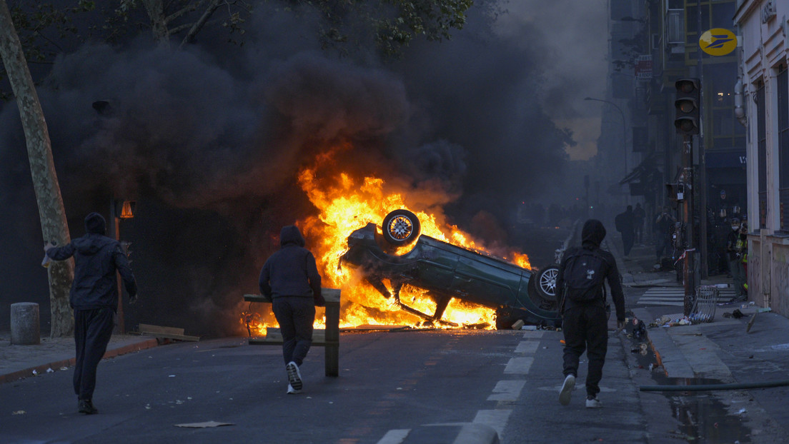 Un auto incendiado en el canal Saint Martin durante graves los disturbios en París, Francia, 17 de octubre de 2026 (Crédito: Remon Haazen / Gettyimages.ru)