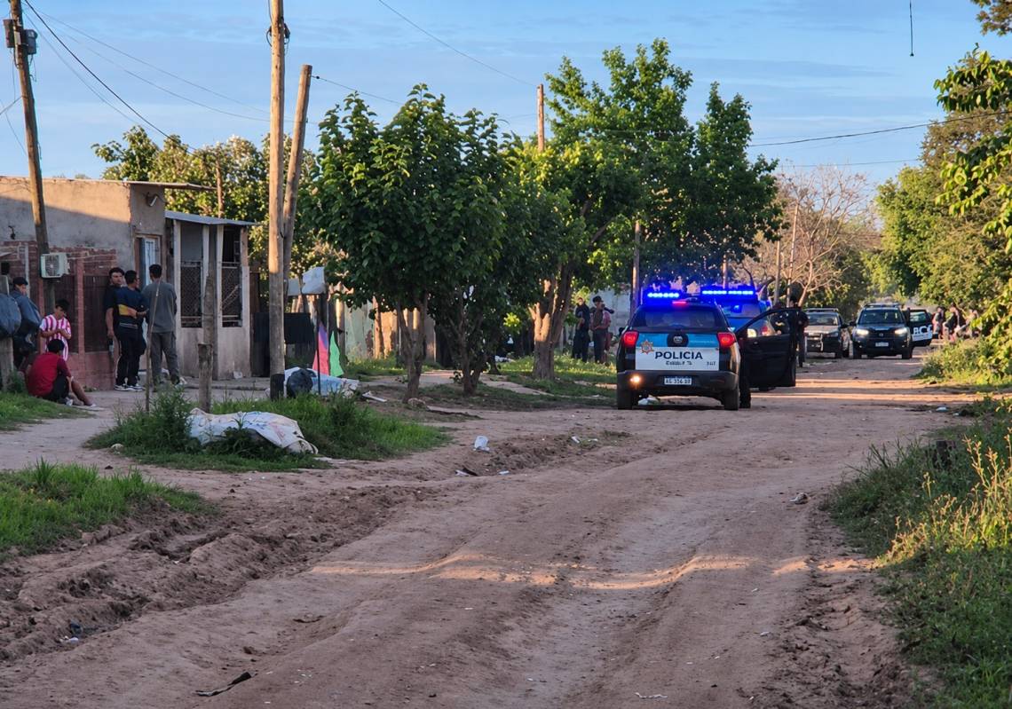 El despliegue policial en Castelli al 4600, tras la balacera y los enfrentamientos entre dos familias. (Crédito: STD)