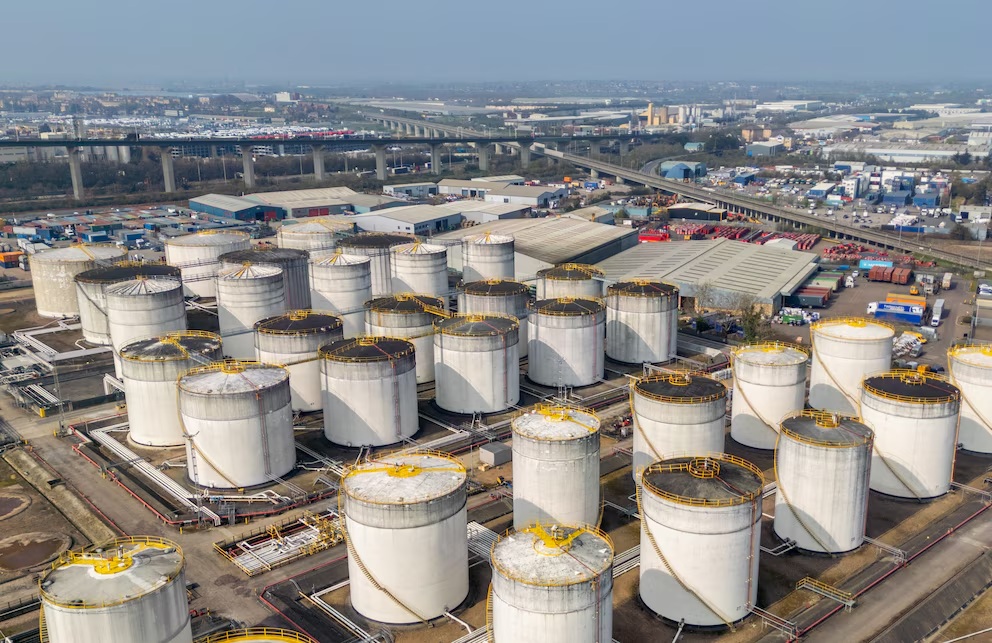 El precio del petróleo sigue escalando por la tensión en Medio Oriente.