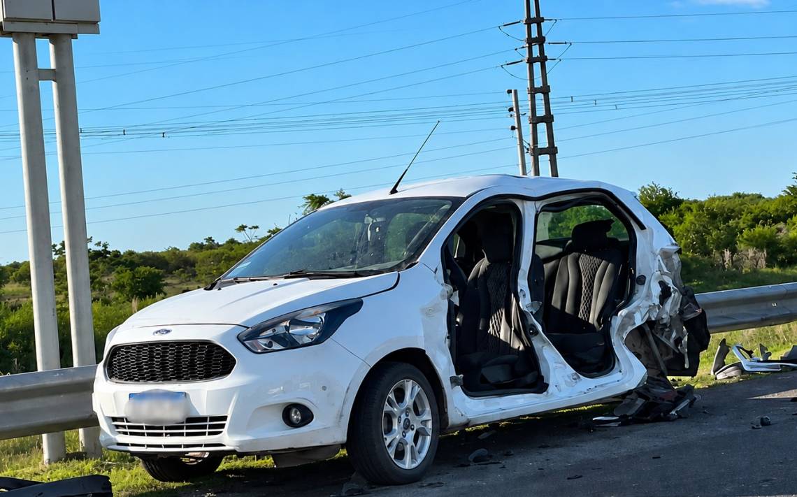 El Ford Ka involucrado en el choque sobre la autopista. 