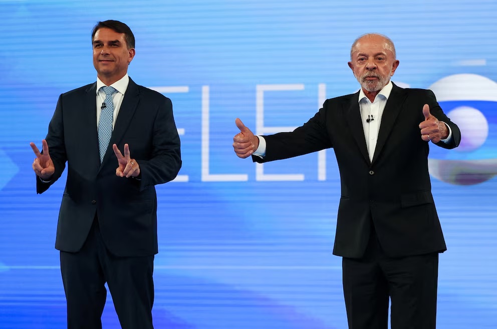 Con insultos y acusaciones cruzadas, Lula y Bolsonaro cerraron la campaña en un debate caliente antes del balotaje. (Crédito: Reuters)