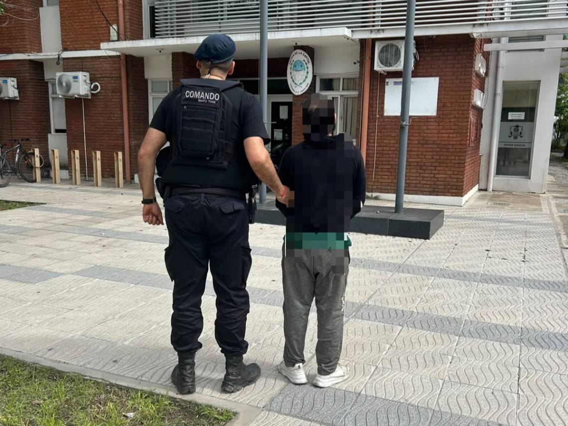 Encontraron dos medidores de agua dentro de una bolsa y aprehendieron a un hombre