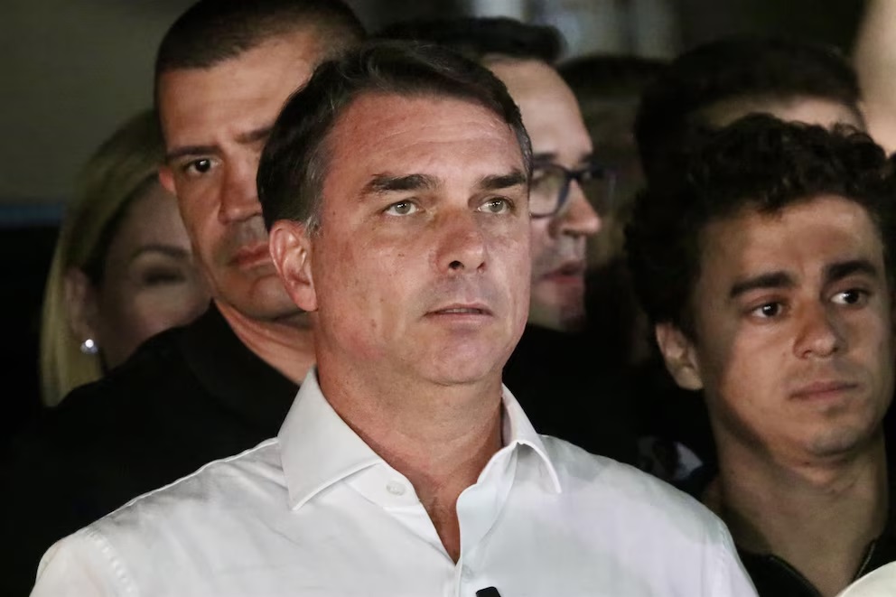 Tras perder las elecciones, Flávio Bolsonaro dejó Brasil y viajó a Estados Unidos. (Crédito: Europa Press)