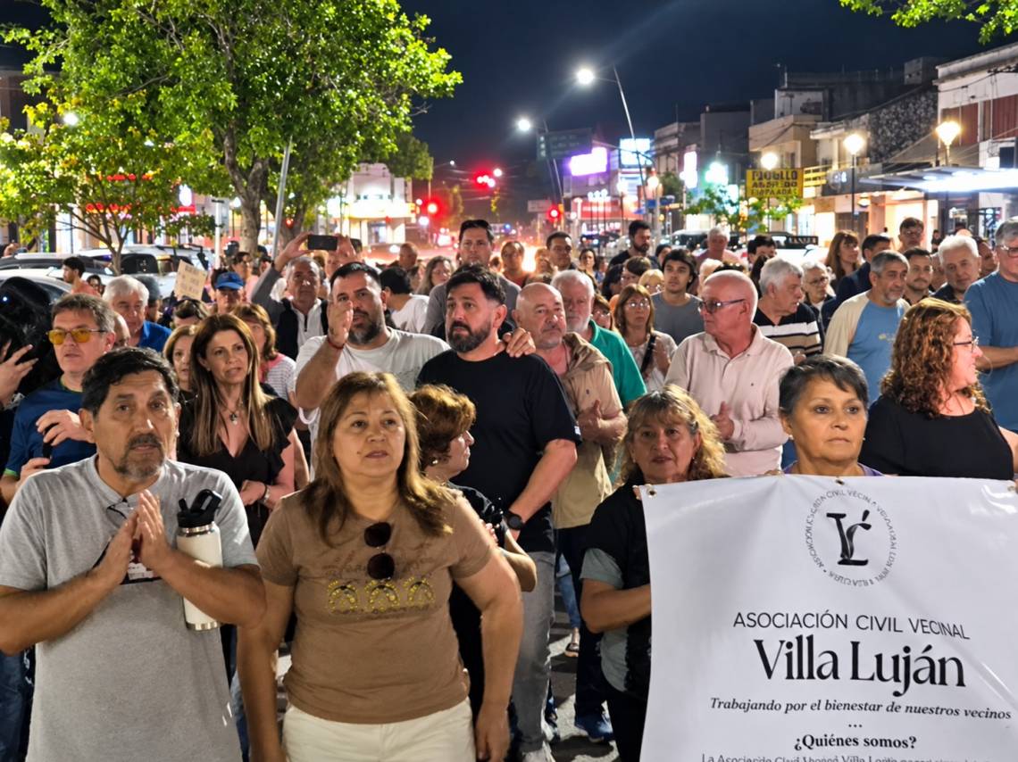Vecinos y comerciantes marcharon por avenida 7 de Marzo para reclamar mayor seguridad en la ciudad. (Crédito: STD)